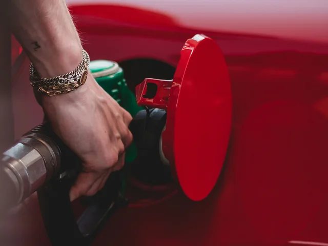 Carga de combustible en un auto